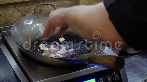 厨师将洋葱胡萝卜大白菜和甜红胡椒加入到锅中视频的预览图