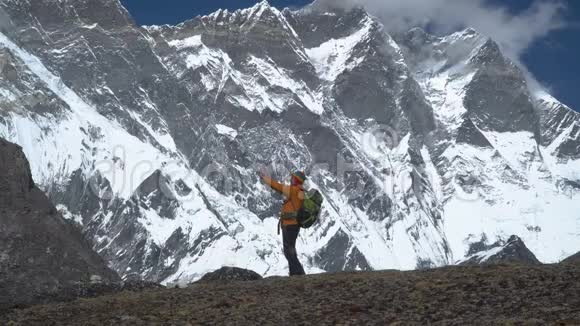 喜马拉雅山的游客拍了一张照片视频的预览图