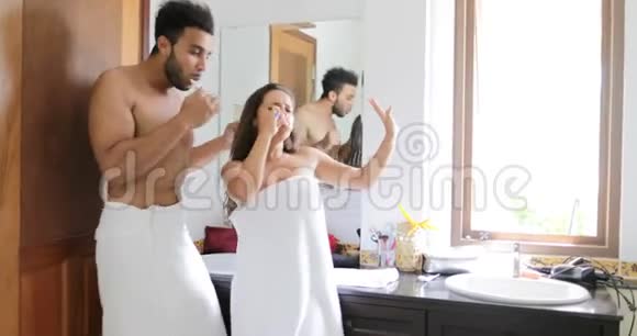夫妻在浴室刷牙跳舞快乐的男人和女人快乐的微笑做晨间卫生视频的预览图