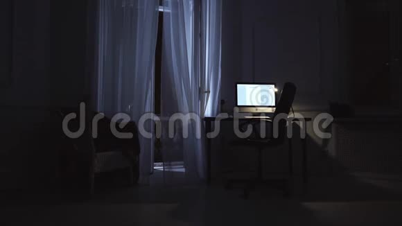 年轻一代走起来晚上坐在电脑前窗台上的猫视频的预览图