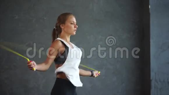 运动女人在健身房跳绳女士想保持身材视频的预览图
