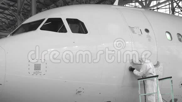 工程师修理一架客机的门门中的飞机修理4k视频的预览图