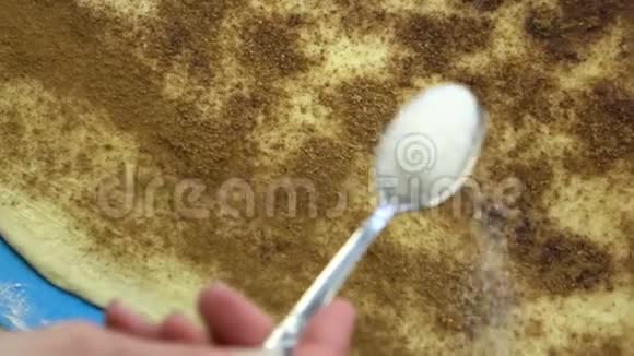 慢镜头面包师把一层糖洒在生酥面团上顶部视图视频的预览图