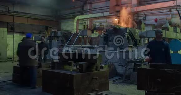 在铸造厂努力工作工人控制熔炉中的炼铁太热和烟雾的工作环境金属视频的预览图