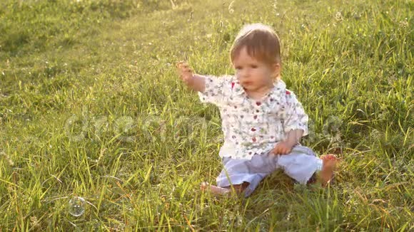 宝贝坐在草地上视频的预览图