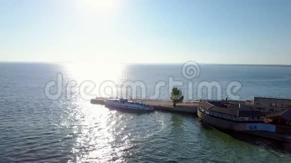 Kuybyshev水库码头附近的一艘停泊的游船水面上的大型太阳道鸟瞰视频的预览图