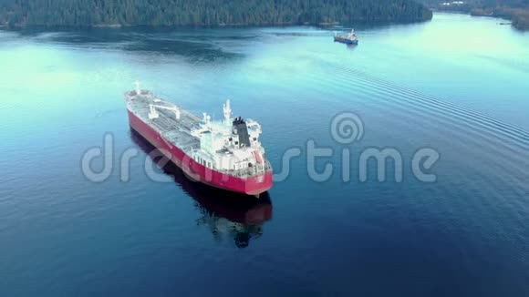 位于不列颠哥伦比亚省温哥华深湾附近的BurrardInlet的一艘油轮的鸟瞰图视频的预览图