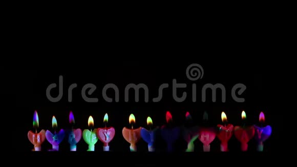 生日快乐蜡烛灯孤独的黑色视频的预览图