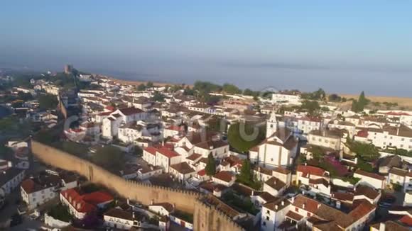 鸟瞰古镇四周的堡垒墙视频的预览图