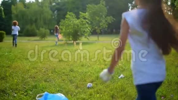 精力充沛的青年志愿者在公园里跑一边清理垃圾视频的预览图