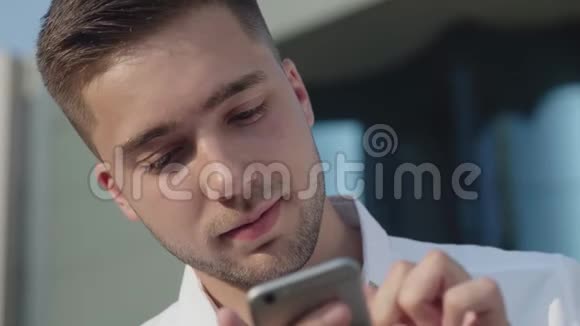 英俊的欧洲男人手里拿着电话视频的预览图