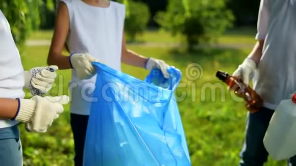 友好的小生态学家在公园里打扫卫生的时候一起工作视频的预览图