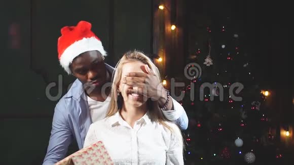 非洲男人给女人送惊喜的圣诞礼物视频的预览图