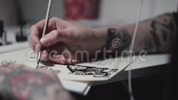 年轻的纹身艺术家朋克女用灯光在书桌上画素描视频的预览图
