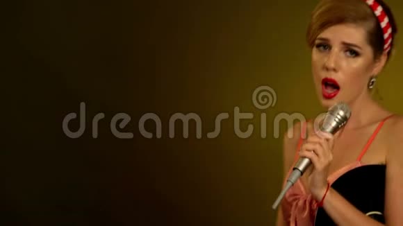 女唱话筒卡拉OK带音乐唱片的复古女人视频的预览图