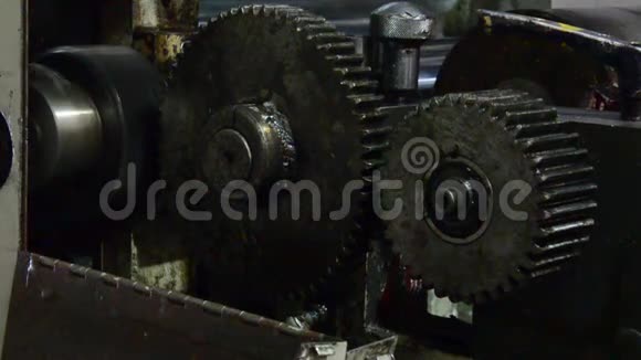 工业机器上的大齿轮油视频的预览图