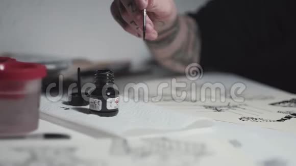 纹身艺术家朋克女用灯光在书桌上素描视频的预览图