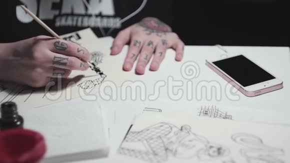 金发纹身艺术家朋克女孩在灯光下在书桌上素描视频的预览图