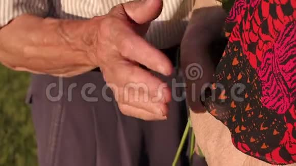 祖父拥抱妻子的特写皱纹视频的预览图