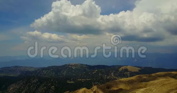 位于土耳其中部安纳托利亚地区的塔塔利山脉的俯视图视频的预览图