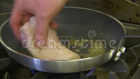 在热锅上煮肉的僧鱼视频的预览图
