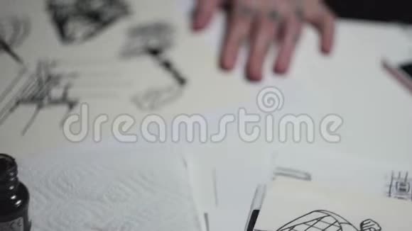 金发纹身艺术家朋克女子在灯光下在书桌上素描视频的预览图