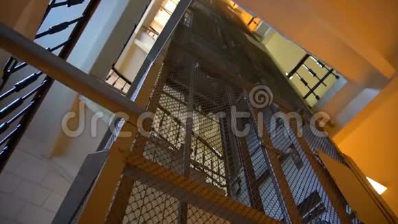 圣彼得堡一座老电梯的移动视频的预览图