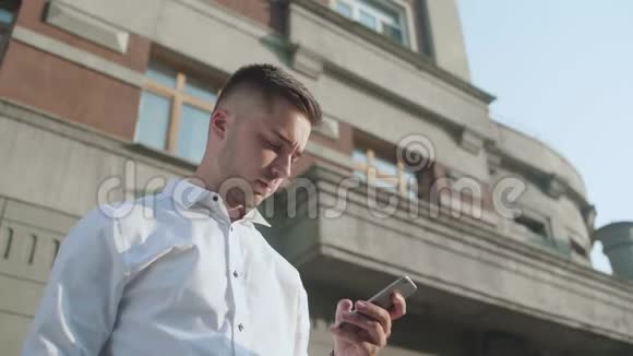 2025岁的现代男人用电话反对这座经典建筑视频的预览图
