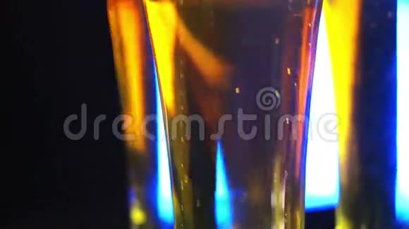 三杯啤酒旋转视频的预览图