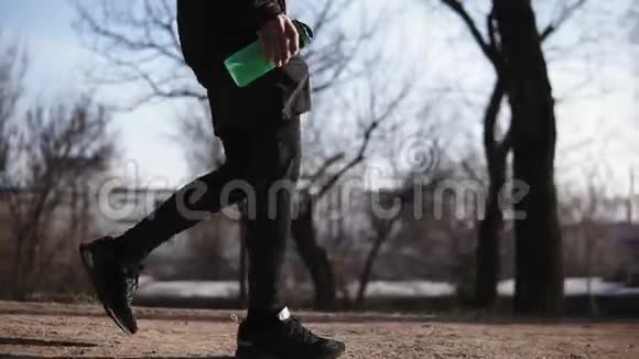 男腿穿黑色紧身压缩腿开始在公园散步体育和娱乐视频的预览图