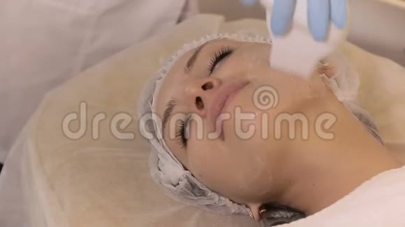 美容师用电子仪器清洁女人的脸视频的预览图