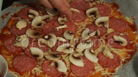 把蘑菇放在意大利腊肠上奶酪放在生披萨上视频的预览图