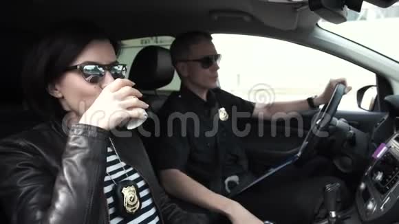 两名警察休息时坐在车上视频的预览图