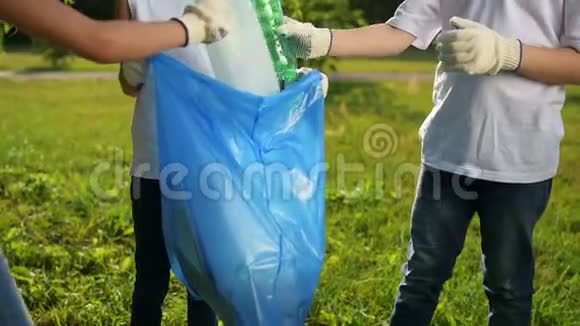 孩子们在公园里捡垃圾的时候一起工作视频的预览图