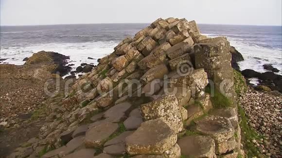 在海岸附近有花纹的岩石视频的预览图
