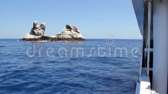从太平洋游艇上可以看到中间的岩石视频的预览图