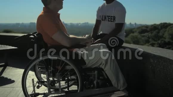 一位可靠的志愿者和一个坐在轮椅上的人交谈视频的预览图