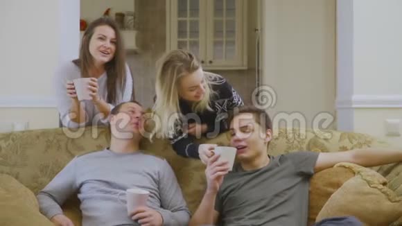 年轻人在家喝咖啡互相交流视频的预览图