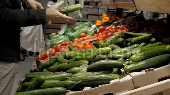 各种新鲜水果和蔬菜的杂货店摊位图片和购买的人超市视频的预览图