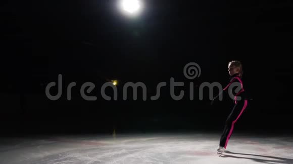 职业女滑冰手在冰鞋上移动双腿向两侧展开摄像机跟着它移动延迟视频的预览图