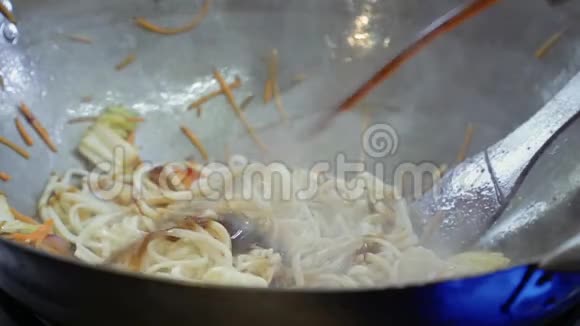 厨师在热锅里的乌顿面条里加入三崎和番茄酱视频的预览图