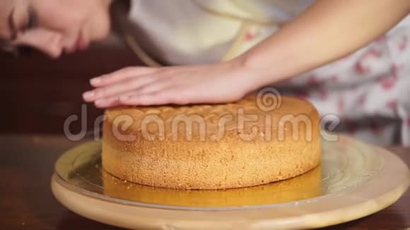 女人在厨房里切蛋糕视频的预览图