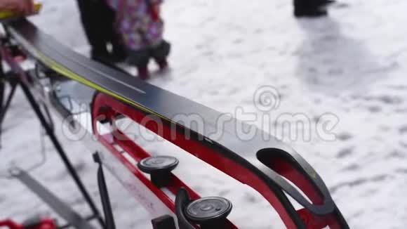 准备越野滑雪板参加在自然光线下的街头比赛视频的预览图