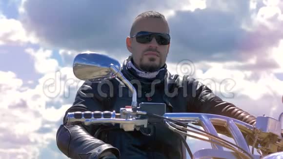 骑摩托车的人坐在摩托车上时会看到周围的景色4K视频的预览图