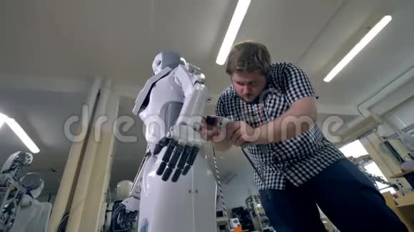 一个男人身上附着机器人塑料身体的低视角视频的预览图