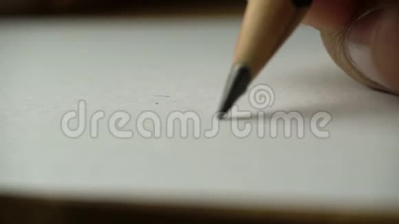 艺术家们用手画木笔在纸上写字视频的预览图