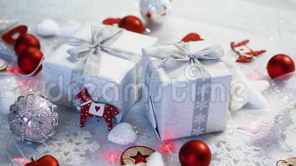 圣诞餐桌装饰有银色礼物和红色视频的预览图