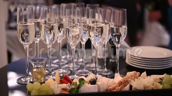 餐厅或酒店大堂的自助餐桌上有香槟和水果的玻璃杯视频的预览图