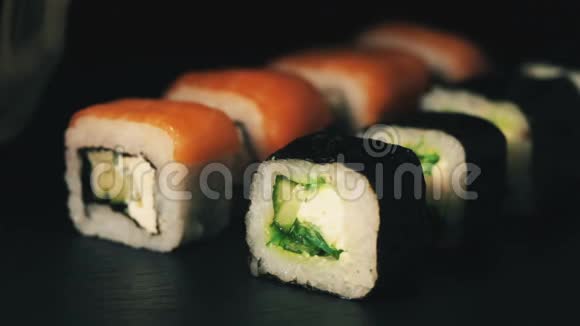 烟云中的两排寿司石板上的卷食物背景日本料理视频的预览图