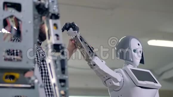 一位工程师放下机器人的手臂来拧紧肩部螺母4K视频的预览图